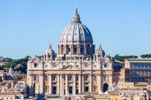 Quel est le nom italien de la basilique du Vatican, siège de l’Église catholique et résidence du pape ? 